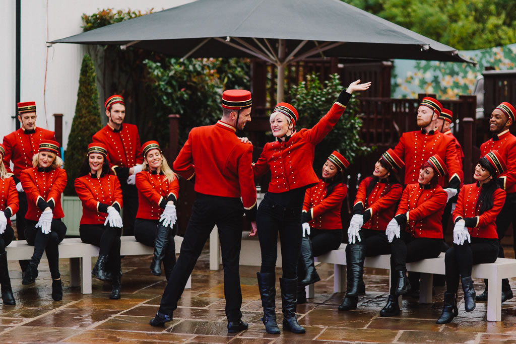 MAY ĐỒNG PHỤC TẠO ĐIỂM NHẤN CHO NHÀ HÀNG – KHÁCH SẠN